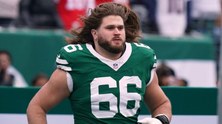 AP source: Jets agree to four-year extension with guard Joe Tippmann