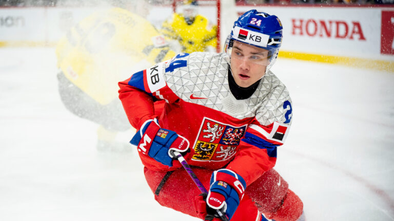 Canucks select Adam Novotny with No. 24 pick