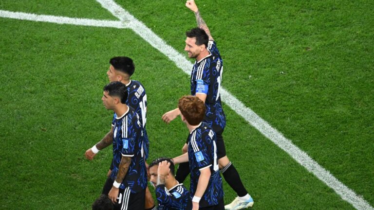 Messi sets mark with goal in seventh straight World Cup match
