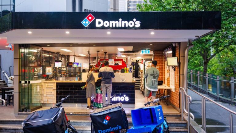 Pizza Hut rival also closing hundreds of restaurants