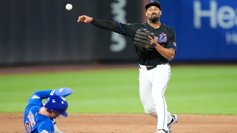 Reeling Mets commit six errors in loss to Cubs