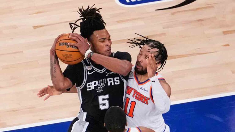 Spurs hold off Knicks late, cut series deficit to 2-1 with Game 3 win