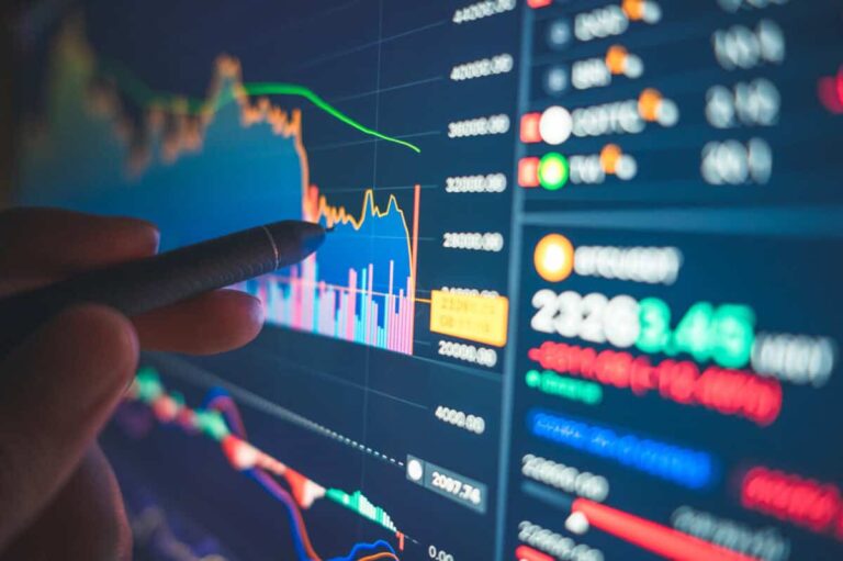 1 Stellar Canadian Stock Down 28% From its High to Buy and Hold for Decades
