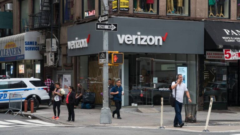 Verizon drops 2 new plans as wireless customers flee high prices