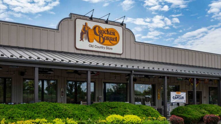 Veteran analyst drops scathing 2-word take on Cracker Barrel after controversy