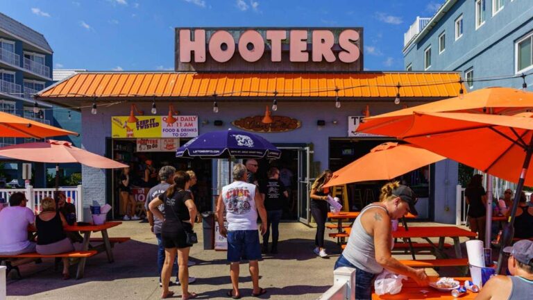 Why Twin Peaks is winning while Hooters falls behind