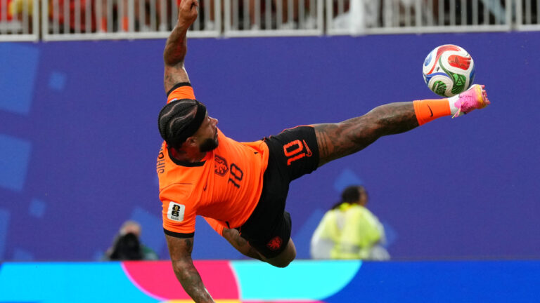 World Cup Daily: Dutch flying high into the round of 32 
