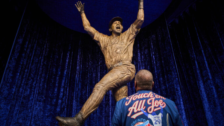 Blue Jays immortalize ‘glue guy’ Joe Carter’s iconic home run with statue