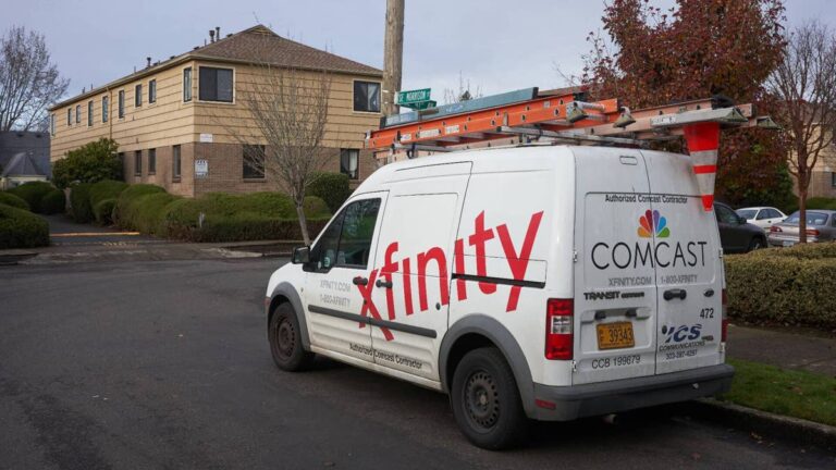 Comcast hopes generous offers will slow internet customer losses