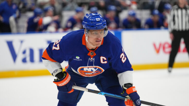 Former Islanders captain Anders Lee signs three-year deal with Mammoth