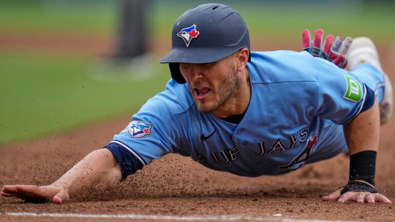 Hoffman blows late lead as Blue Jays head into all-star break with tough loss
