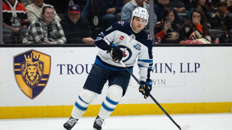 Jets sign Cole Perfetti to five-year, $30-million extension to avoid arbitration