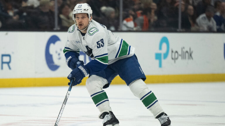 Maple Leafs sign Teddy Blueger to two-year, $5M deal