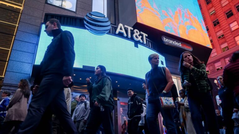 Oppenheimer downgrades AT&T stock on SpaceX threat