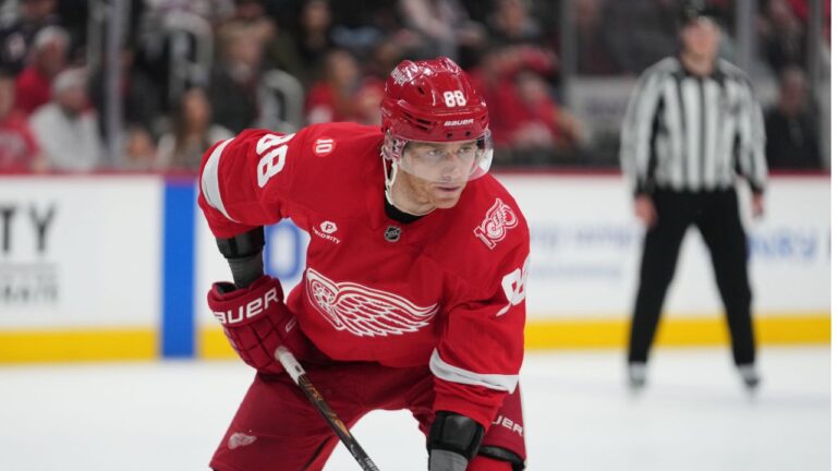 Patrick Kane returns to Blackhawks on two-year deal