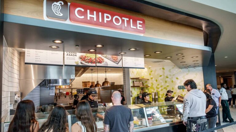 Starbucks CEO silently repeats Chipotle's playbook