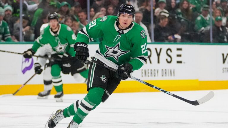 Stars, Jason Robertson avoid arbitration with one-year deal